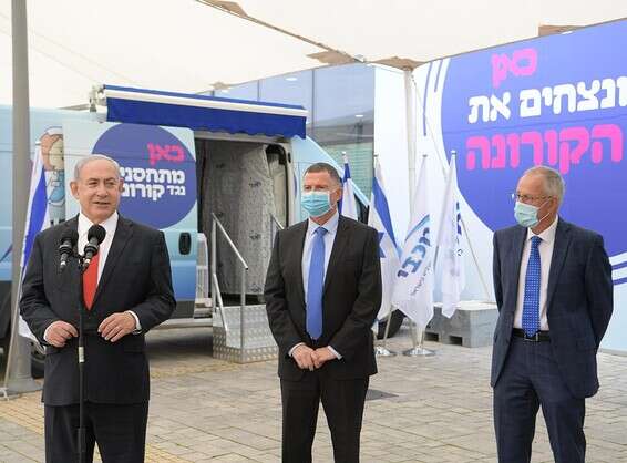 נתניהו ואדלשטיין במתחם החיסונים של קופת חולים מכבי בהיכל שלמה בתל אביב // צילום: עמוס בן גרשום, לע"מ